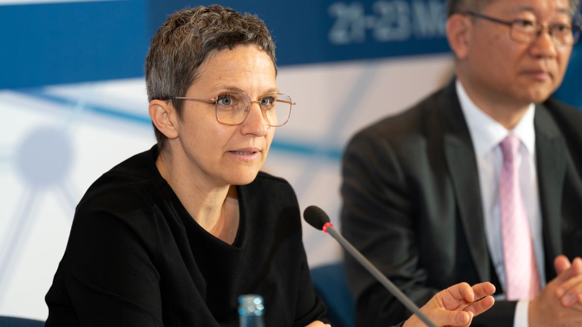 Auf dem Foto sieht man Claudia Stutz, Staatssekretärin im BMV, bei der Pressekonferenz auf dem ITF25 in Leipzig. Neben ihr sitzt Young Tae Kim, Generalsekretär ITF. Auf dem Foto sieht man Claudia Stutz, Staatssekretärin im BMV, bei der Pressekonferenz auf dem ITF25 in Leipzig. Neben ihr sitzt Young Tae Kim, Generalsekretär ITF.