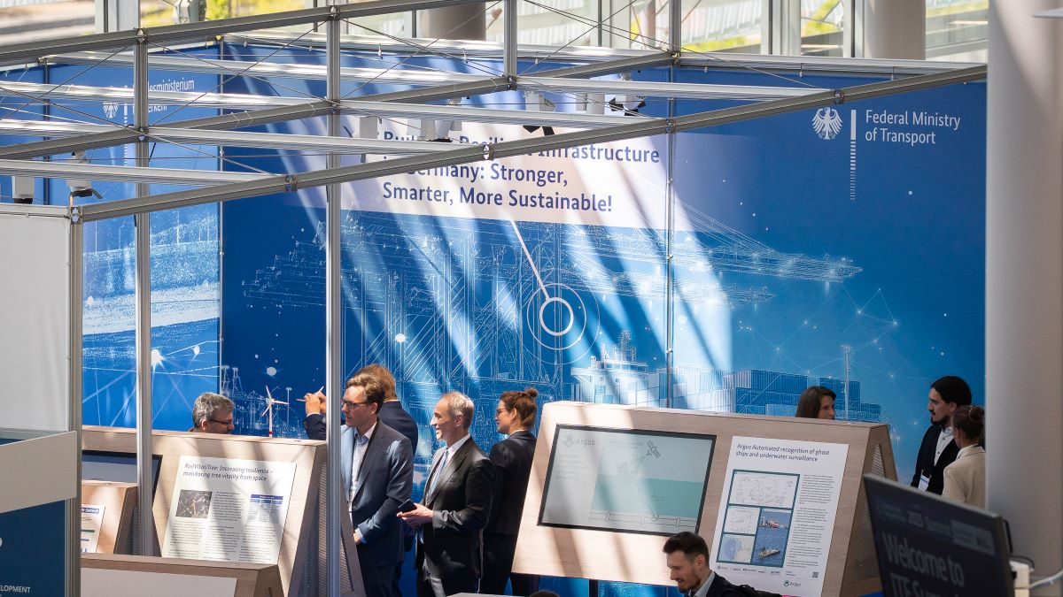 Aufnahme vom Stand des BMV auf dem International Transport Forum in Leipzig. Im Hintergrund kann man den englischen Schriftzug lesen: Smarter. More Sustainable! Aufnahme vom Stand des BMV auf dem International Transport Forum in Leipzig. Im Hintergrund kann man den englischen Schriftzug lesen: Smarter. More Sustainable!