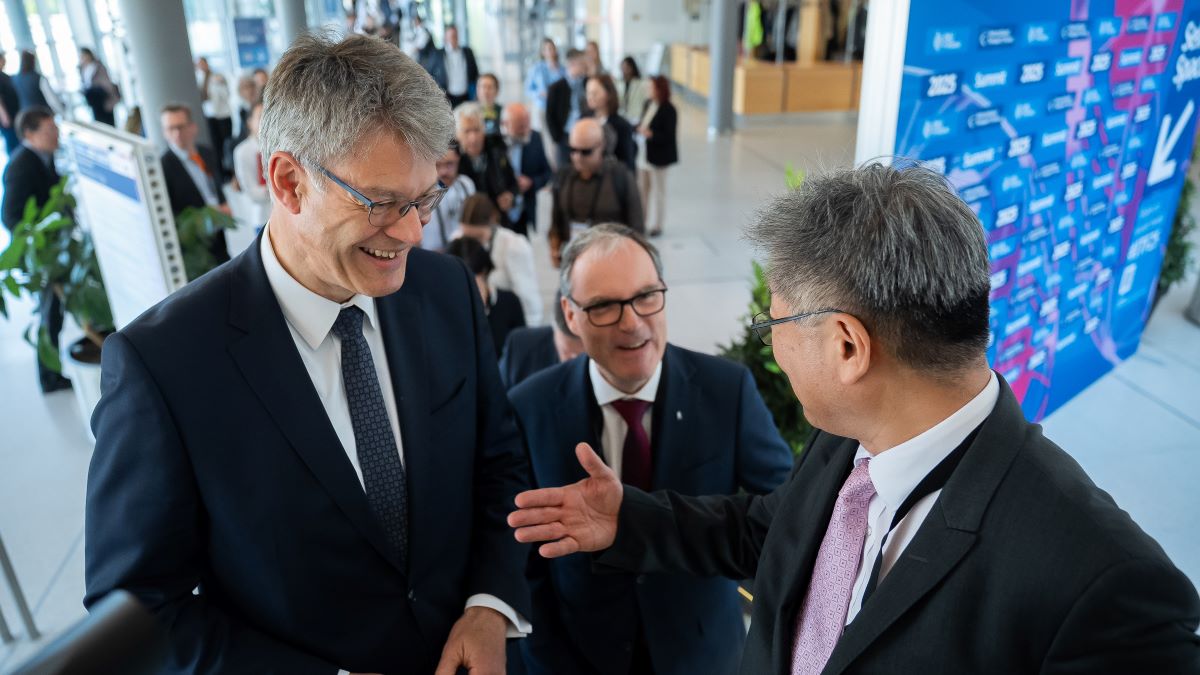 Foto von Verkehrsminister Patrick Schnieder im Gespräch mit Young Tae Kim, Generalsekretär ITF. Sie stehen auf einer Rolltreppe in der Leipziger Messe. Foto von Verkehrsminister Patrick Schnieder im Gespräch mit Young Tae Kim, Generalsekretär ITF. Sie stehen auf einer Rolltreppe in der Leipziger Messe.