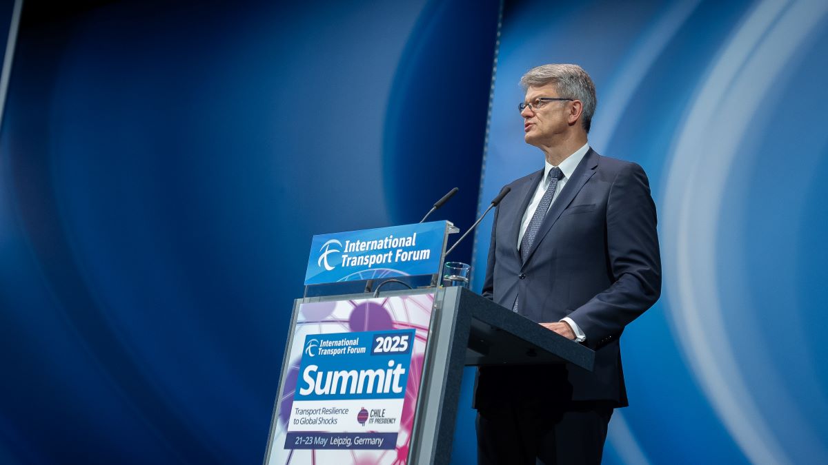 Foto von Verkehrsminister Patrick Schnieder während seiner Rede auf dem International Transport Forum in Leipzig. Foto von Verkehrsminister Patrick Schnieder während seiner Rede auf dem International Transport Forum in Leipzig.