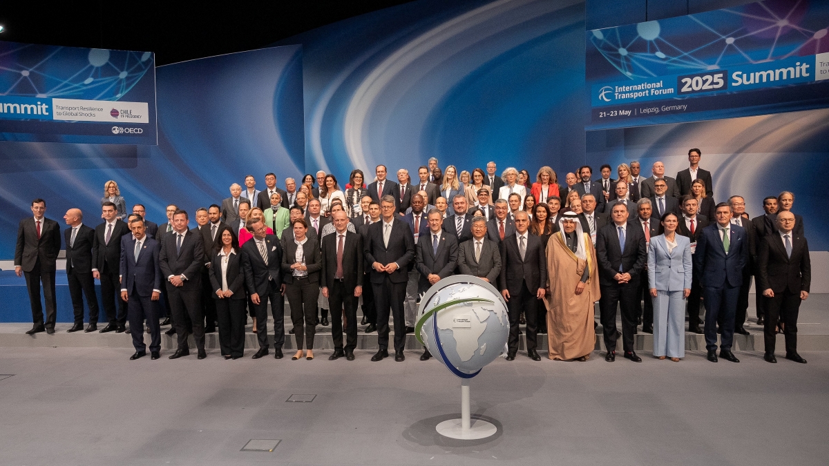 Familienfoto auf dem International Transport Forum in Leipzig, zu sehen sind unter anderem Patrick Schnieder und zahlreiche Amtskolleginnen und -kollegen wie bspw. der chilenische Verkehrsminister Juan Carlos Muñoz Abogabir. Familienfoto auf dem International Transport Forum in Leipzig, zu sehen sind unter anderem Patrick Schnieder und zahlreiche Amtskolleginnen und -kollegen wie bspw. der chilenische Verkehrsminister Juan Carlos Muñoz Abogabir.
