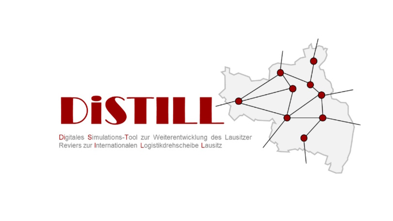 Logografik mit verknüpften Punkten auf einer Landkarte mit Text: Distill - Digitales Simulations-Tool zur Weiterentwicklung des Lausitzer Reviers Logografik mit verknüpften Punkten auf einer Landkarte mit Text: Distill - Digitales Simulations-Tool zur Weiterentwicklung des Lausitzer Reviers