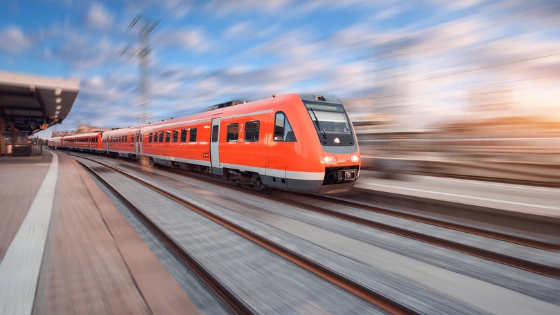 Eine Regionalbahn durchfährt einen Bahnhof Eine Regionalbahn durchfährt einen Bahnhof