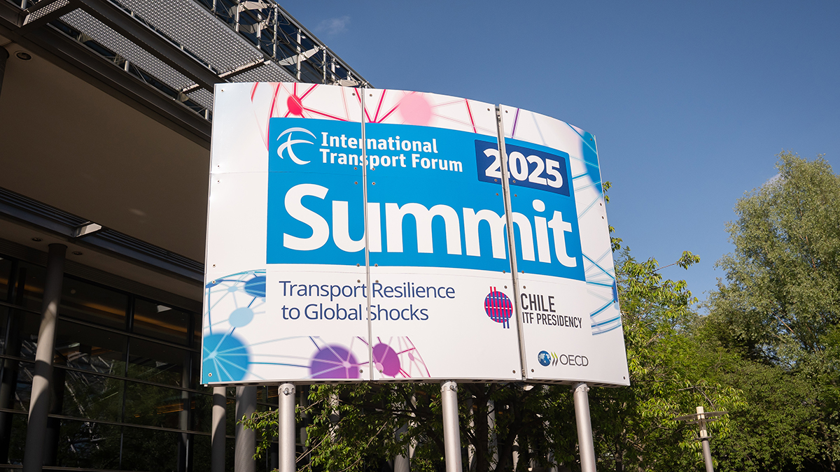 Anzeigetafel mit der Aufschrift "International Transport Forum 2025 Summit" Anzeigetafel mit der Aufschrift "International Transport Forum 2025 Summit"