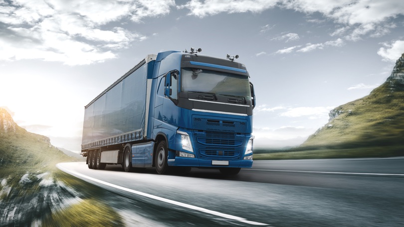 Lkw auf einer Landstraße Lkw auf einer Landstraße